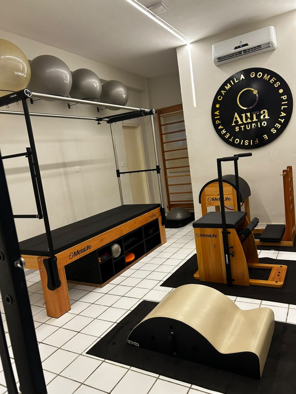 Interior do Aura Studio, com equipamentos de Pilates no Centro de Queimadas